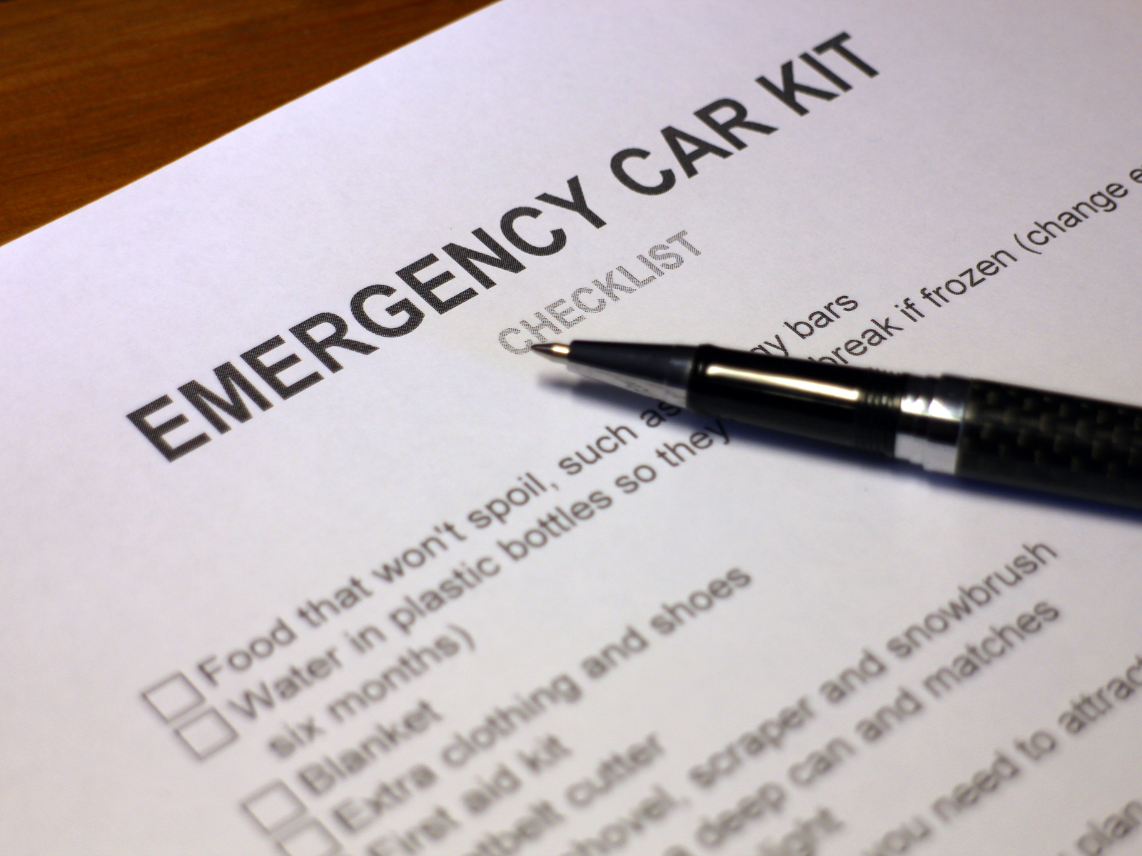 11-Essential-Things-In-Your-Roadside-Emergency-Kit