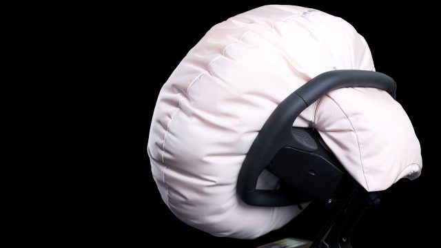 ZF LIFETEC rearranges driver airbag on the steering wheel and creates design freedom