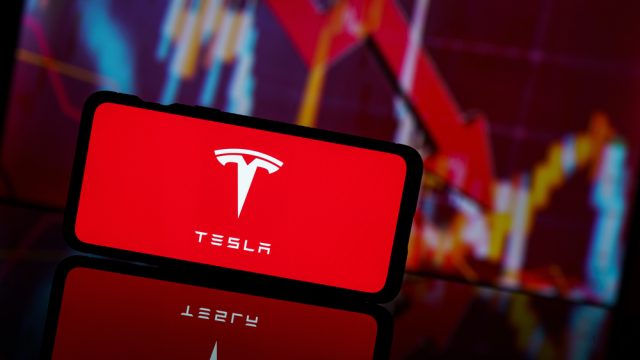 Tesla company shares go down at stock market. Tesla company financial crisis and failure. Economy collapse — Photo by rokas91