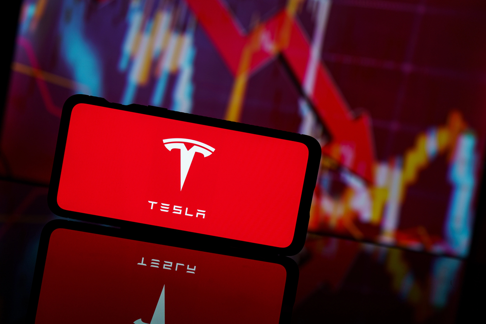 Tesla company shares go down at stock market. Tesla company financial crisis and failure. Economy collapse — Photo by rokas91