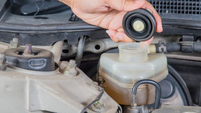 Check brake fluid inlet,Car maintenance,Check car yourself,Check brake fluid self.