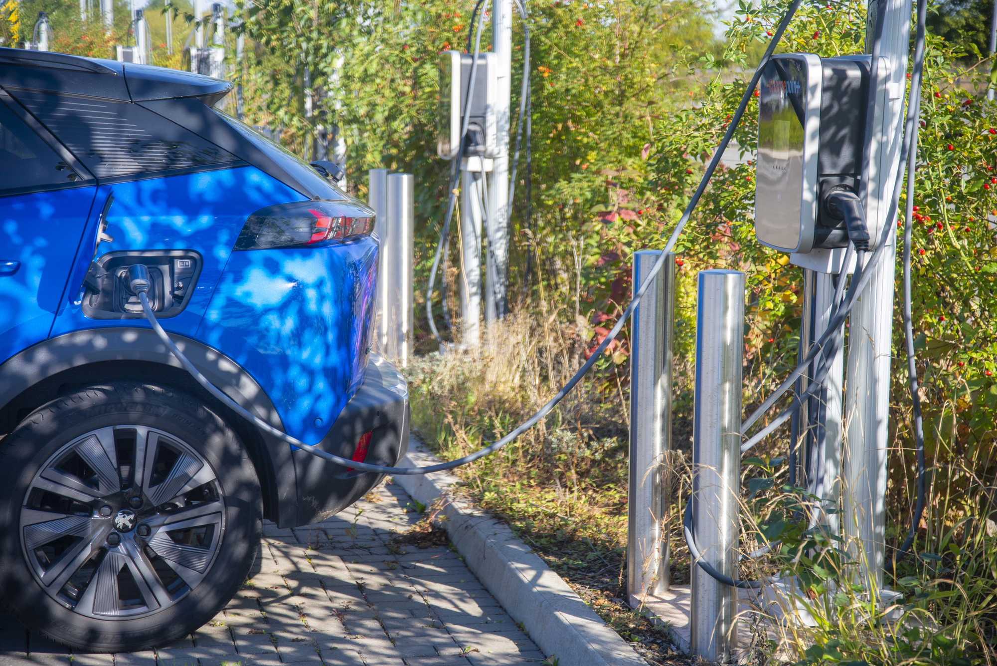 Why Almost No UK Charging Network Meets the Law's New 99 Percent Reliability Rule - motoringchronicle