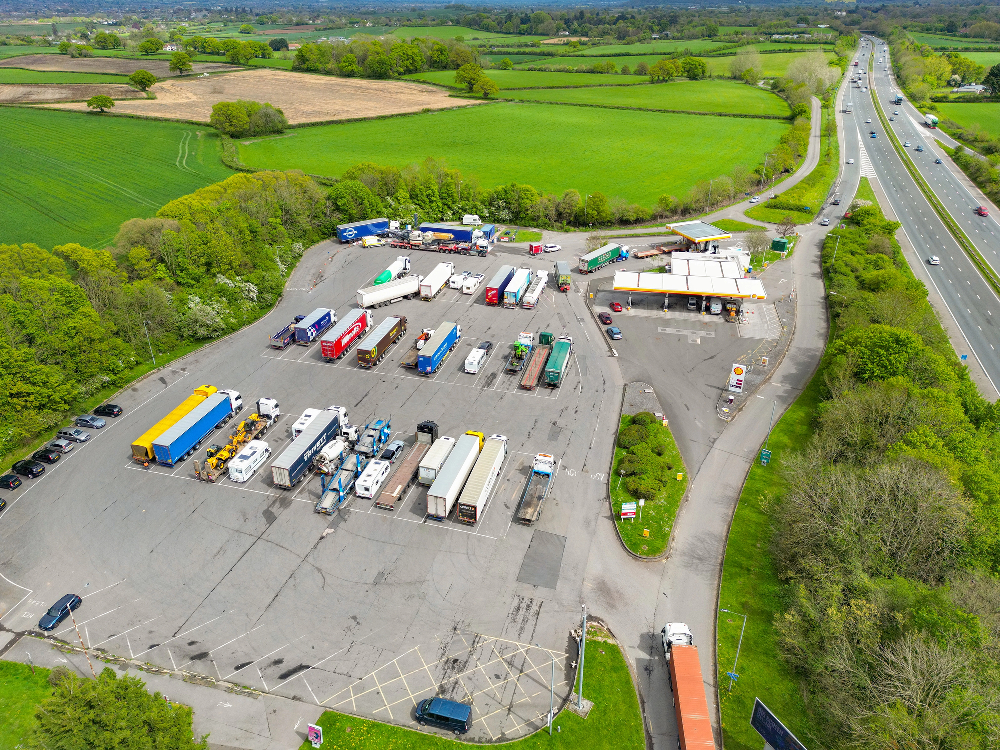 Motorway Service Stations Charge Drivers 17p More a Litre Than Local Pumps - motoringchronicle