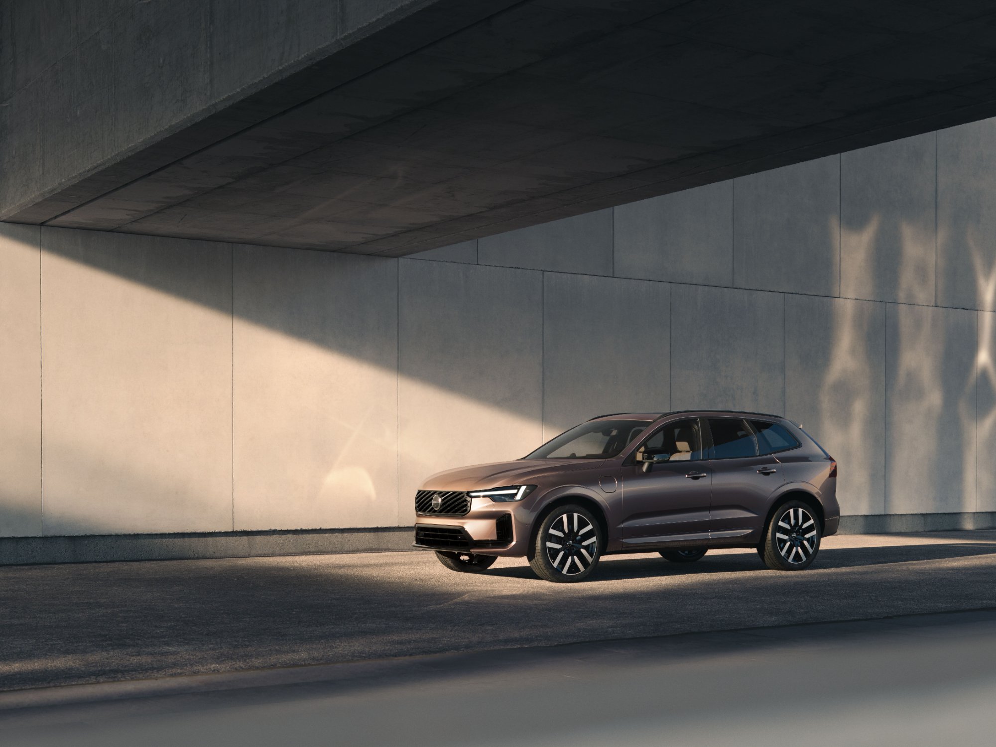 Volvo XC60 and XC90 Add Long-Range Hybrids with 124-Mile EV Range - motoringchronicle