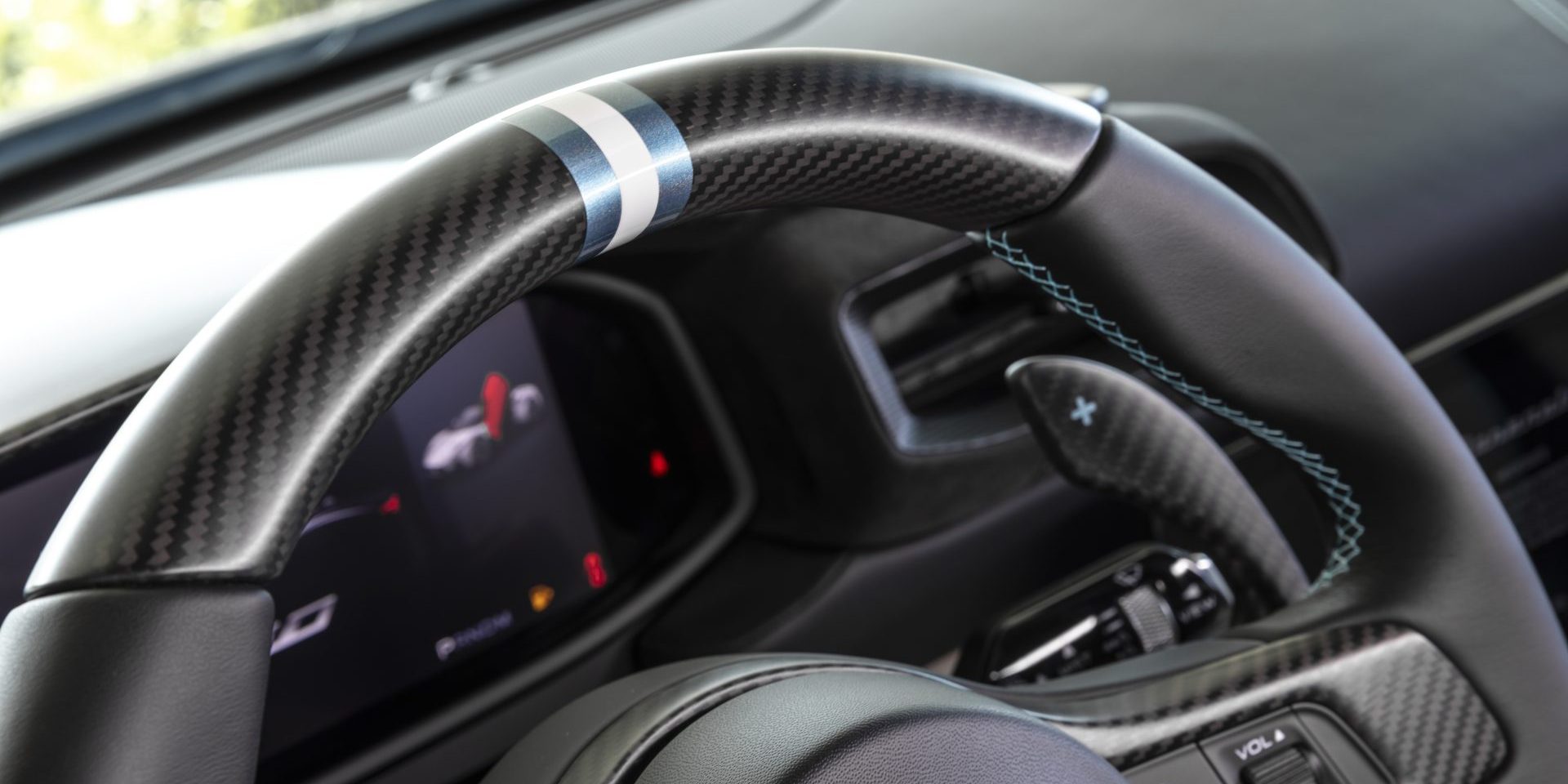 (11)MaseratiMC20Iris_dedicatedsteeringwheel_threestripecentralmark