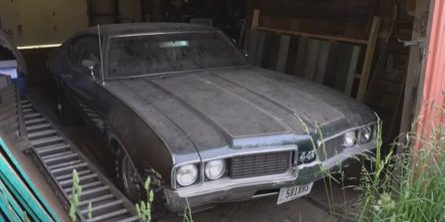 Oldsmobile Cutlass 442 W-32 Barn Find Looks Almost New After First Wash
