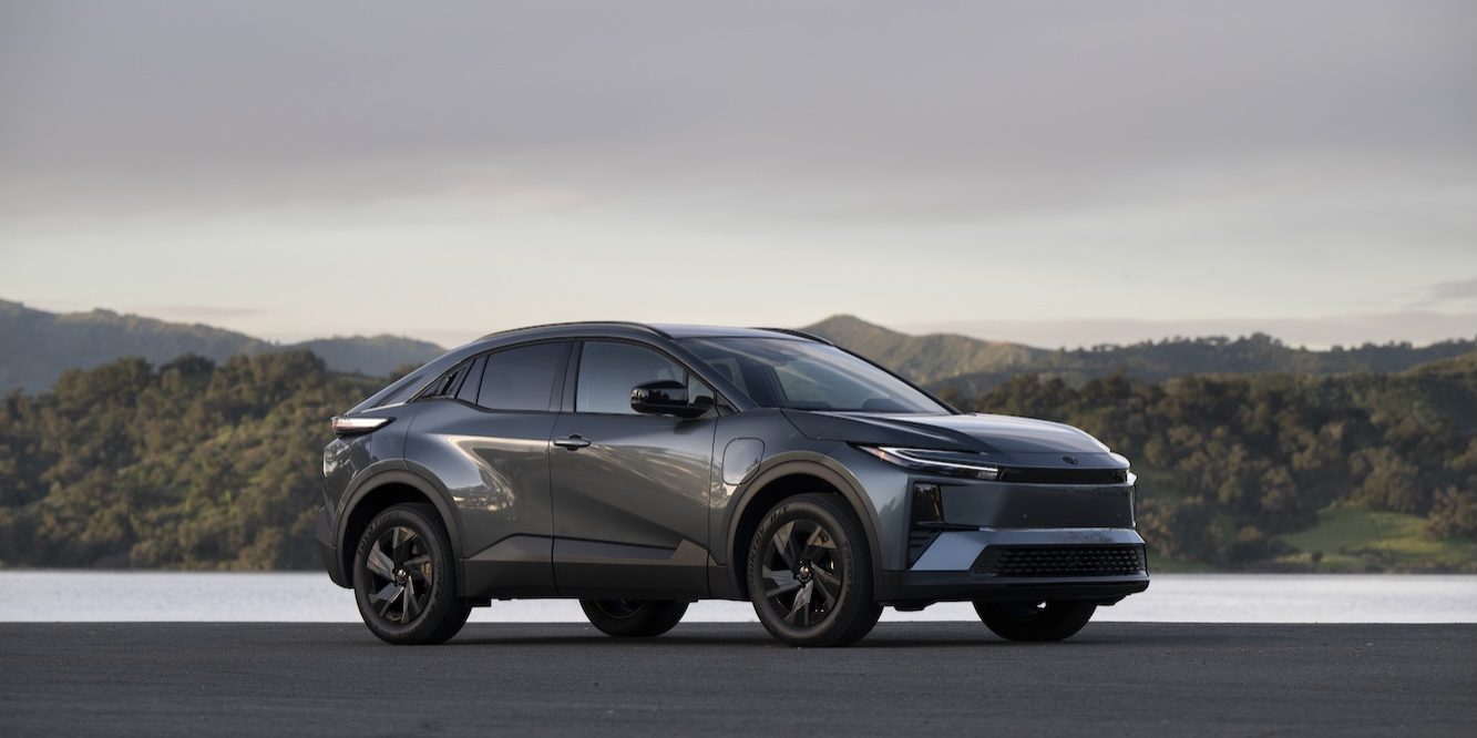 2026_Toyota_C-HR_SE_Overcast_016_NR