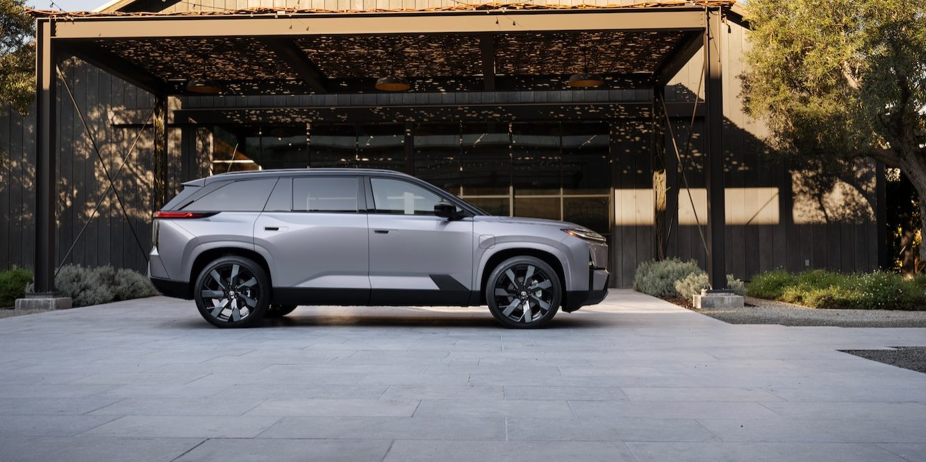 2027_Toyota_Highlander_Limited_Spellbound2Tone_005