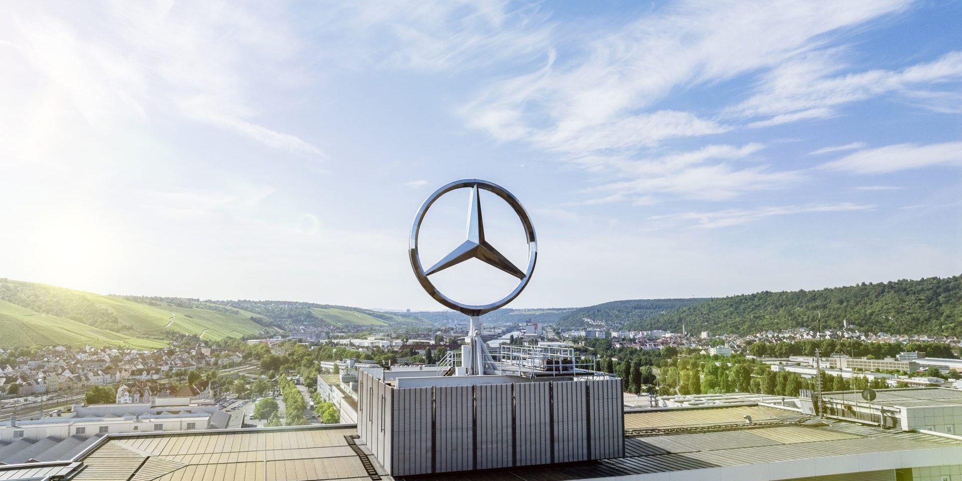 In unserem Kompetenzzentrum, dem Mercedes-Benz eCampus, bündeln wir unsere konzernweite Entwicklung für Batterietechnologien. Modernste Produktionsanlagen im „Industrial Cell Lab“, eines von drei Zelllaboren des Mercedes-Benz eCampus, ermöglichen Mercedes-Benz, Batteriezellen mit unterschiedlicher Chemie im industriellen Maßstab zu fertigen und zu testen. 

In our competence center, the Mercedes-Benz eCampus, we bundle our Group-wide development for battery technologies. State-of-the-art production facilities at the "Industrial Cell Lab", one of three cell labs of the Mercedes-Benz eCampus, enable Mercedes-Benz to produce and test battery cells with different chemistry on an industrial scale.Shortened headings + execution.