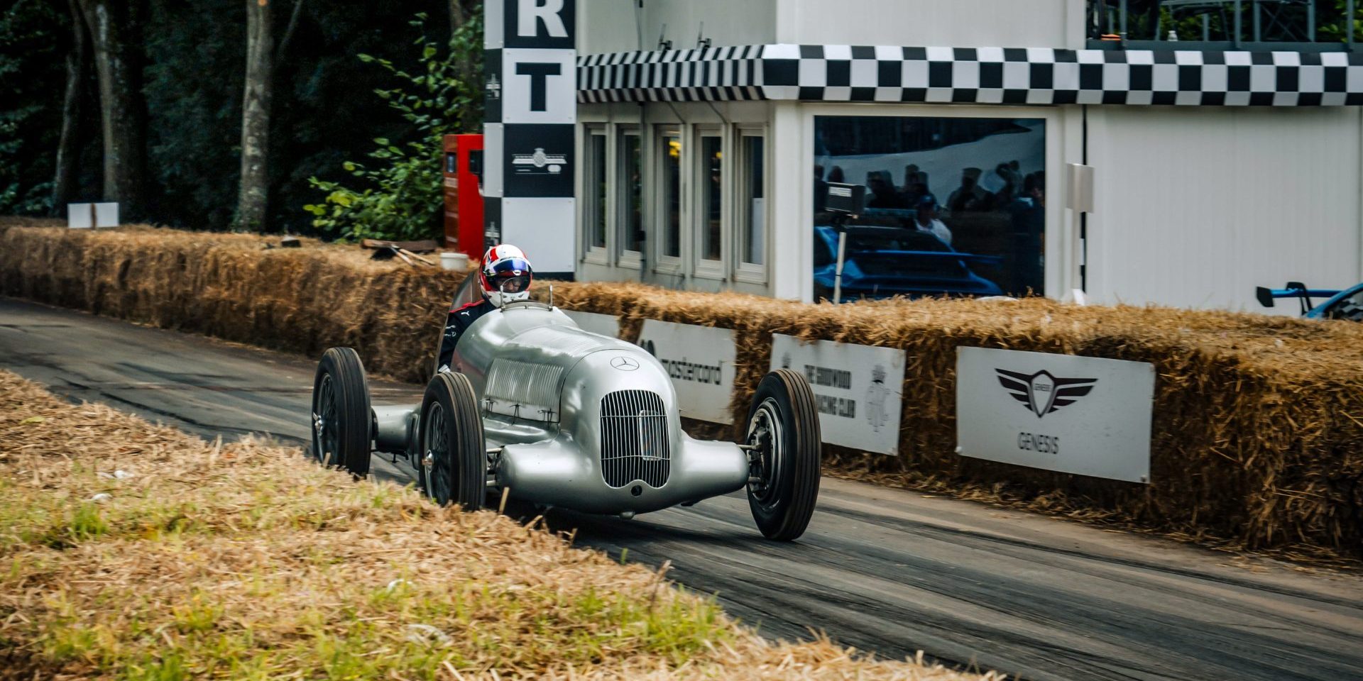 Goodwood Festival of Speed 2024, Startvorbereitung des Mercedes-Benz W 25 aus dem Jahr 1934 am Start des Hillclimb. (Fotosignatur der Mercedes-Benz Classic Archive: D839305) 

Goodwood Festival of Speed 2024, preparation for the start of the 1934 Mercedes-Benz W 25 at the start of the Hillclimb. (Photo signature at the Mercedes-Benz Classic Archives: D839305)