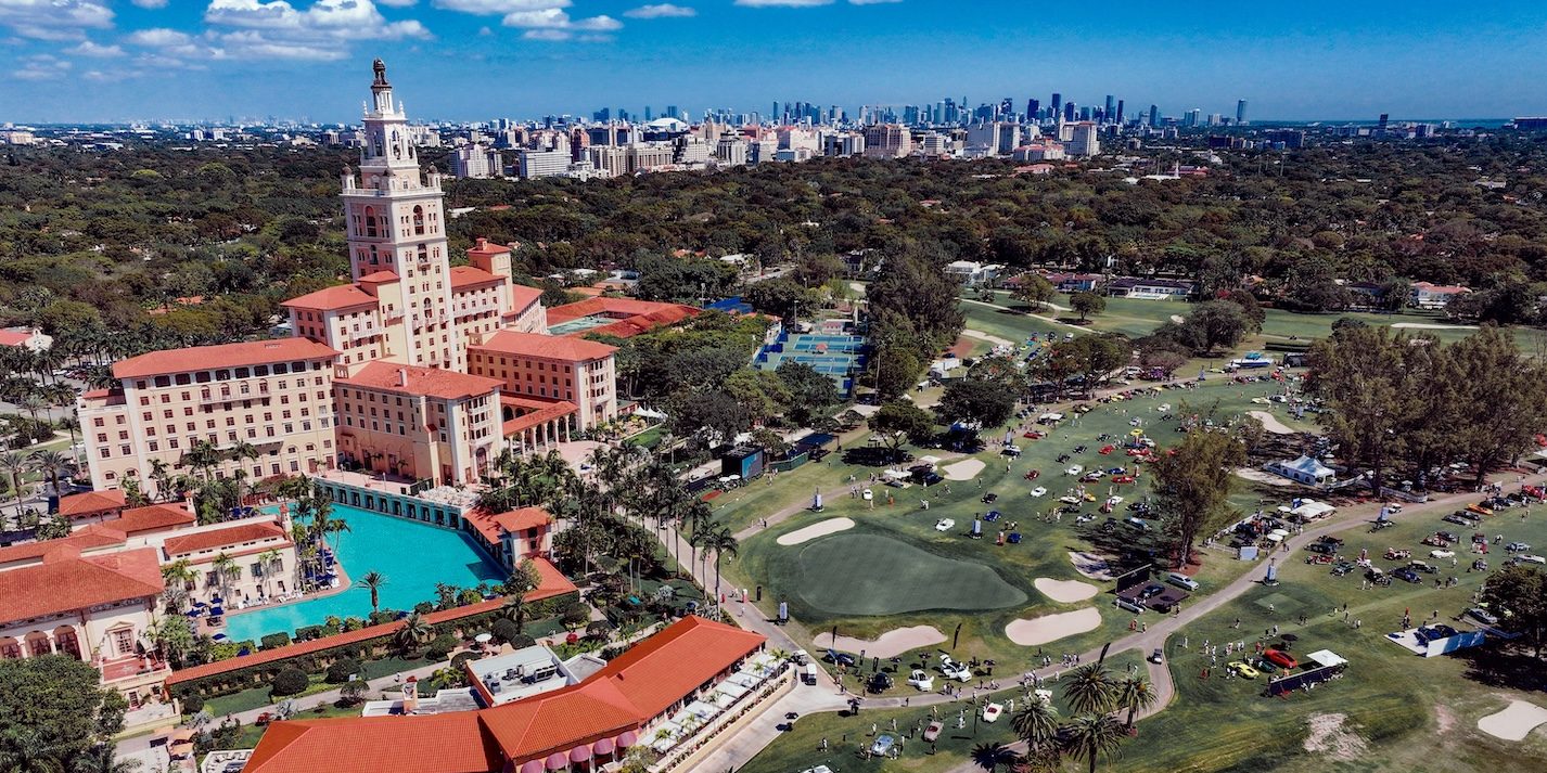Mercedes-Benz Heritage bei der ModaMiami. Foto aus dem Jahr 2025: Luftaufnahme des Ausstellungsgeländes am Biltmore Hotel Coral Gables. (Fotosignatur der Mercedes-Benz Classic Archive: D852210) 

Mercedes-Benz Heritage at ModaMiami. Photo from 2025: Aerial view of the exhibition grounds at the Biltmore Hotel Coral Gables. (Photo index number in the Mercedes-Benz Classic Archives: D852210)