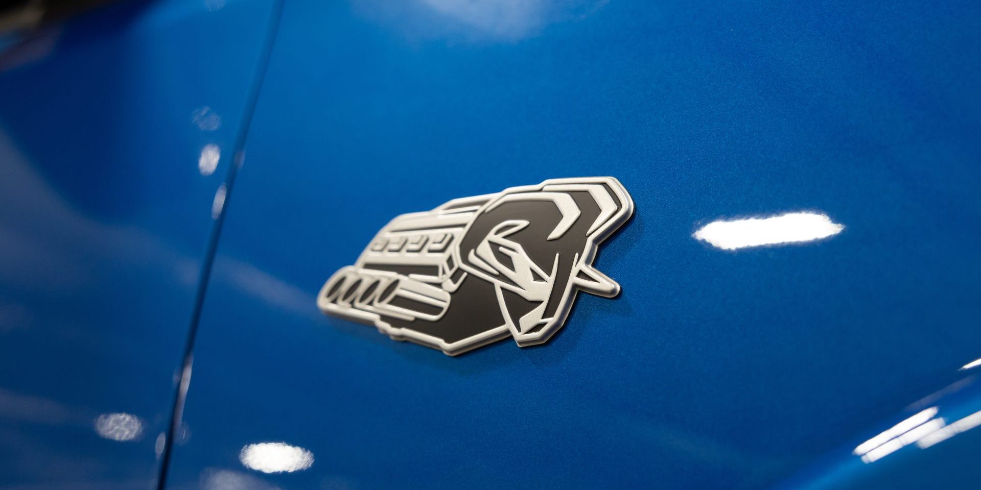 BU025_295EV Each HEMI®-powered 2026 Ram 1500 includes a new fender-mounted Symbol of Protest badge created by the Ram design team.