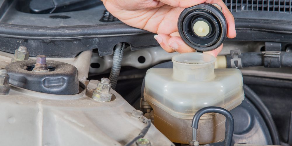 Check brake fluid inlet,Car maintenance,Check car yourself,Check brake fluid self.