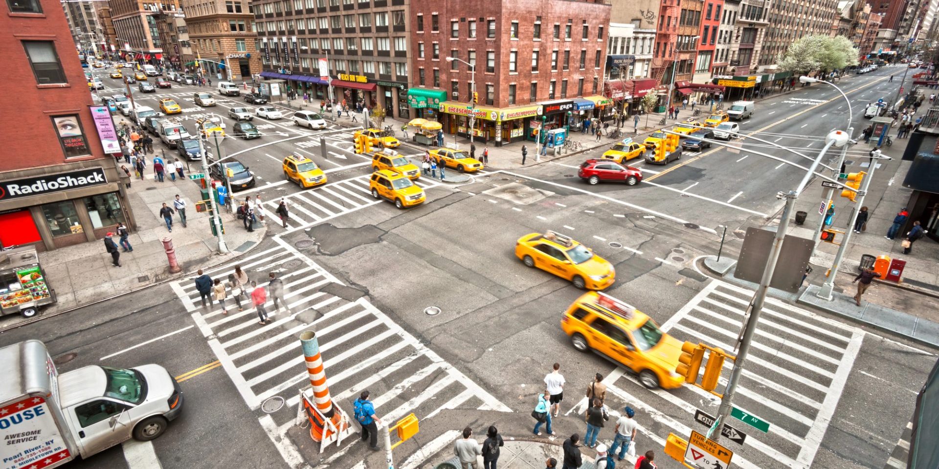 Depositphotos_17409329_L NEW YORK - MARCH 21: City streetlife in point of intersection