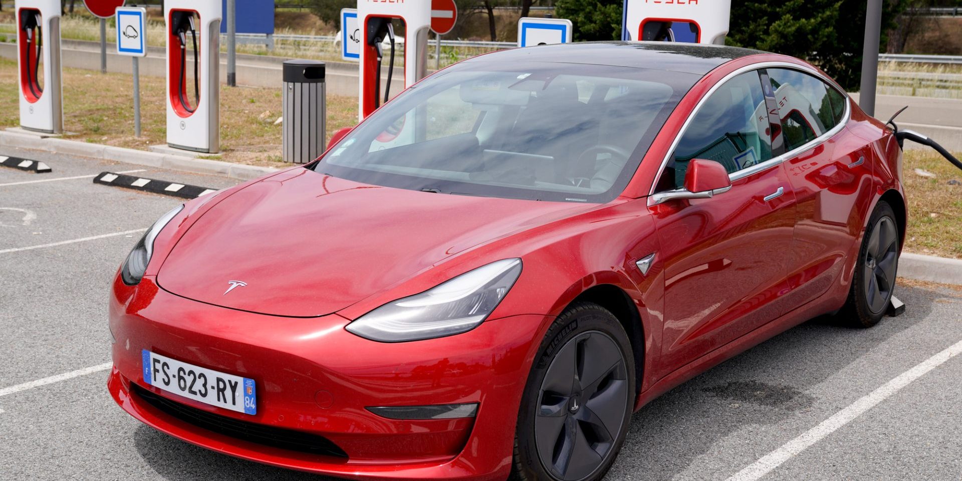 Tesla Model 3 car electric vehicle us brand in station charging — Photo by OceanProd