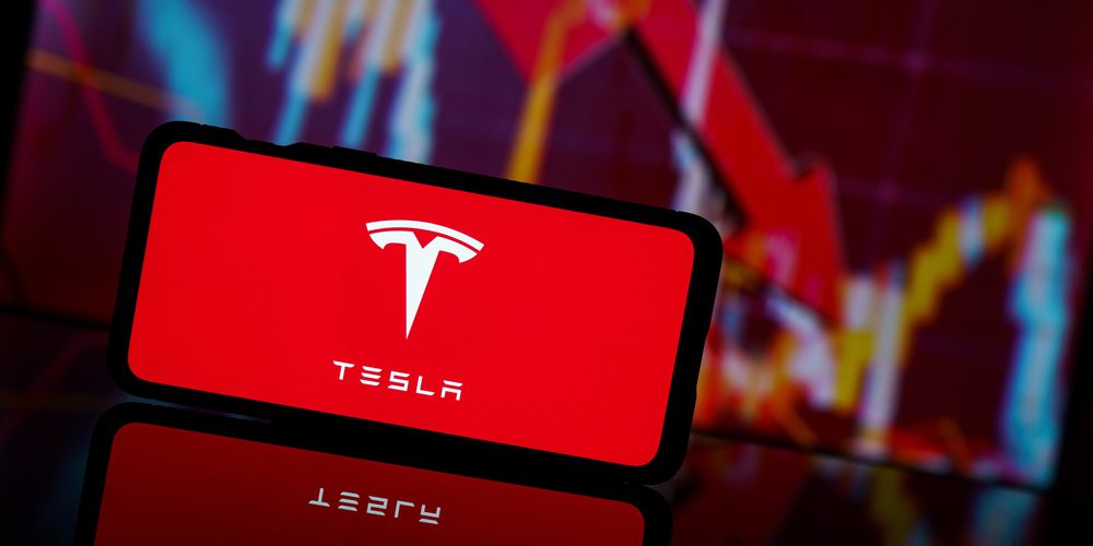 Tesla company shares go down at stock market. Tesla company financial crisis and failure. Economy collapse — Photo by rokas91