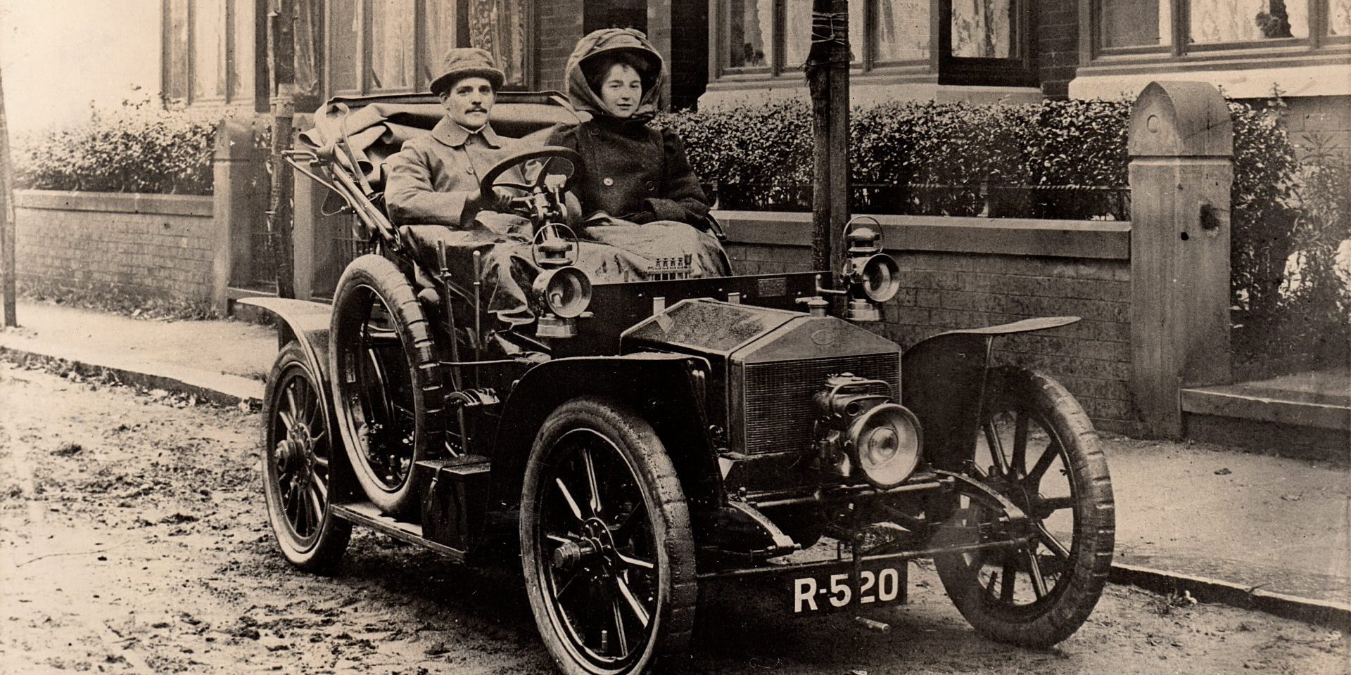 Eric and Minnie Platford setting off for their honeymoon in Henry Royce's personal 10 h.p. (image courtesy Rolls-Royce)