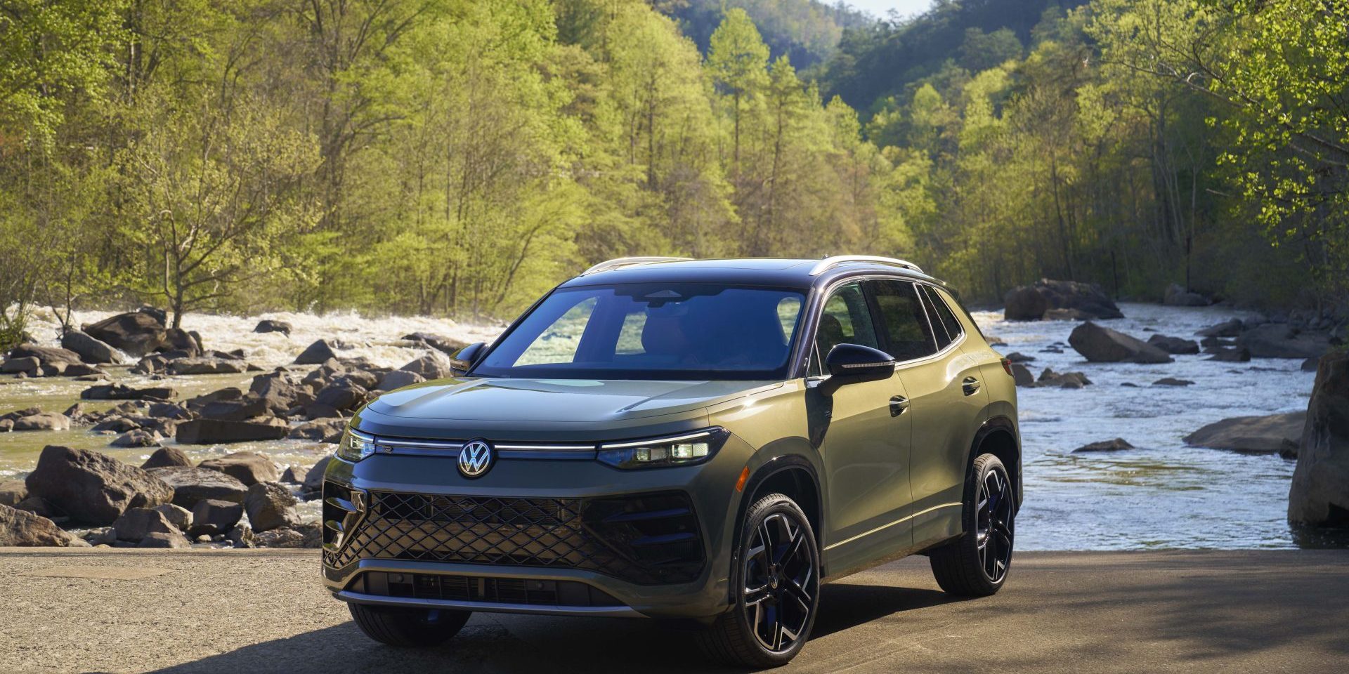 Original-18560-my26-tiguan-sel-r-line-turbo-avocado-exterior-trahan-1129