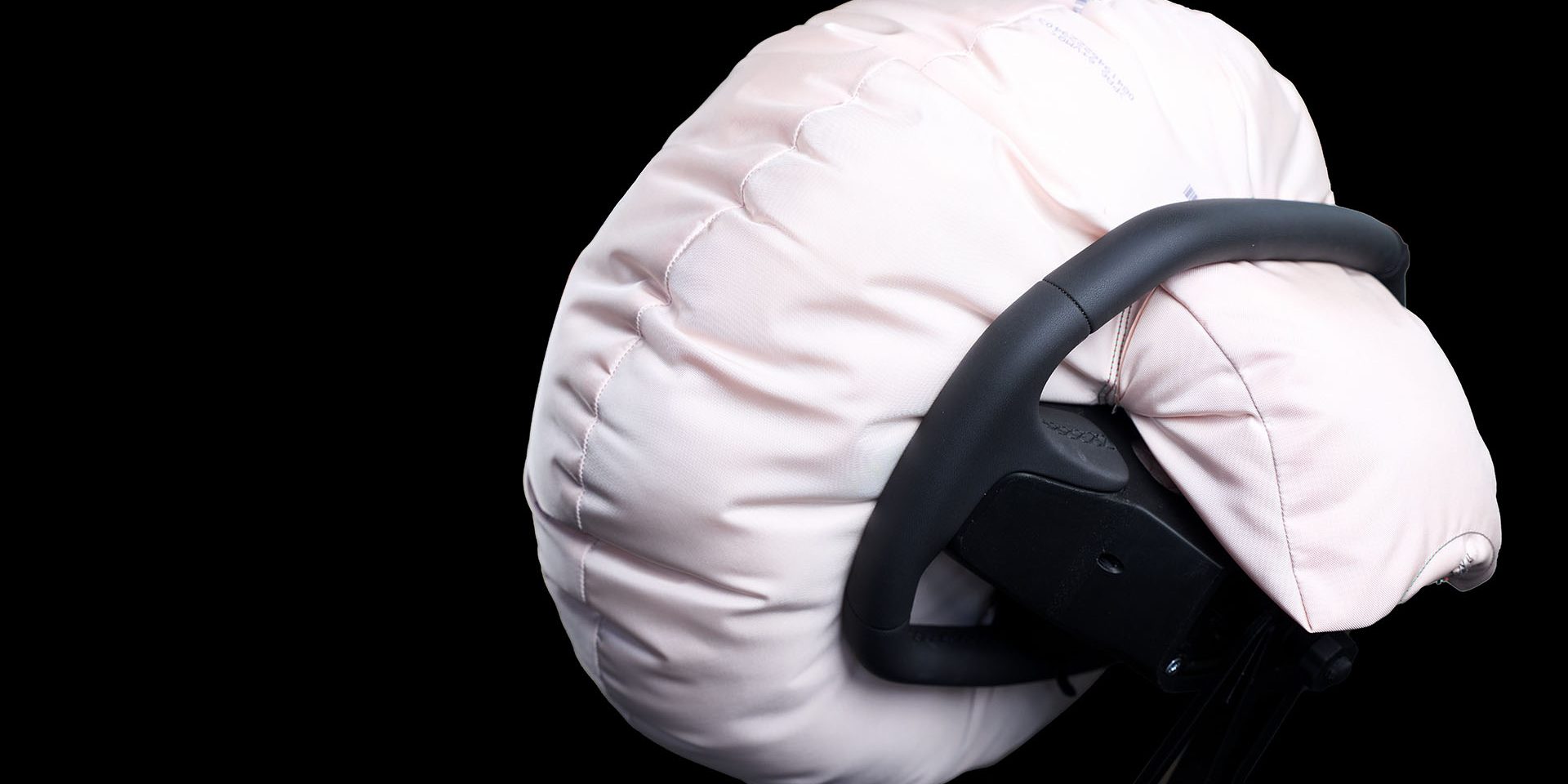 ZF LIFETEC rearranges driver airbag on the steering wheel and creates design freedom
