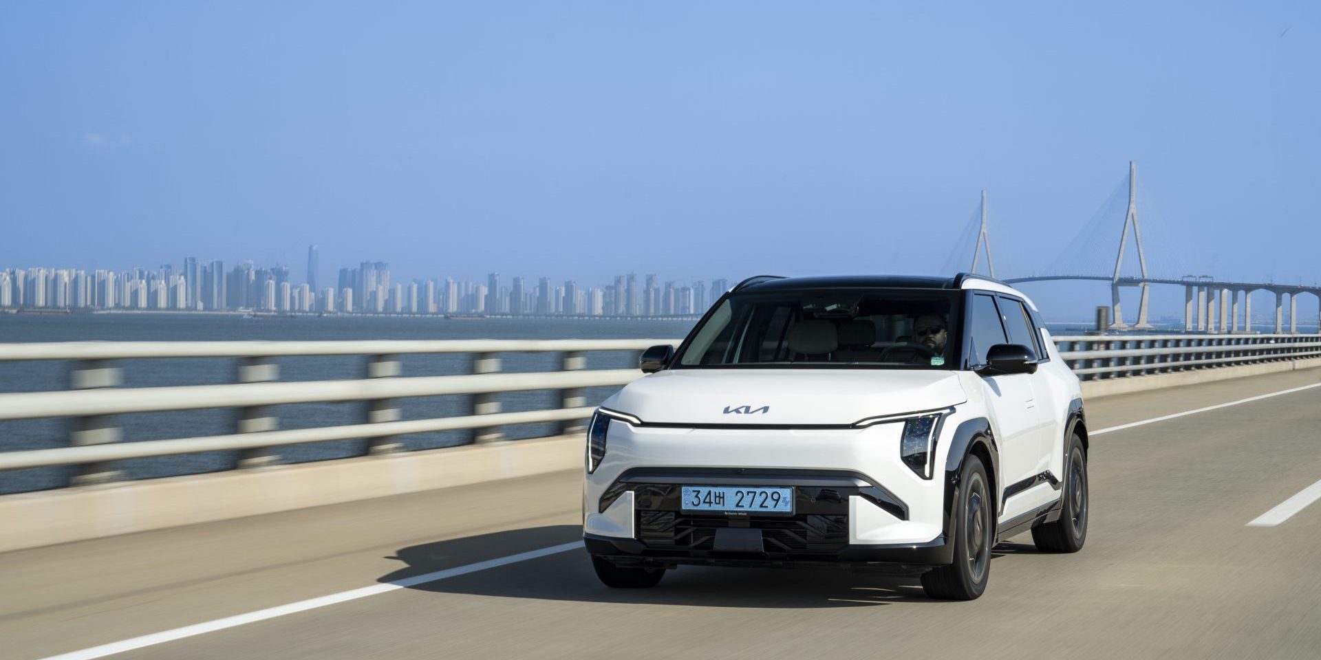 kia-ev3-gtline-snowwhitepearl-seoul-dynamic-print-3600x2400-008