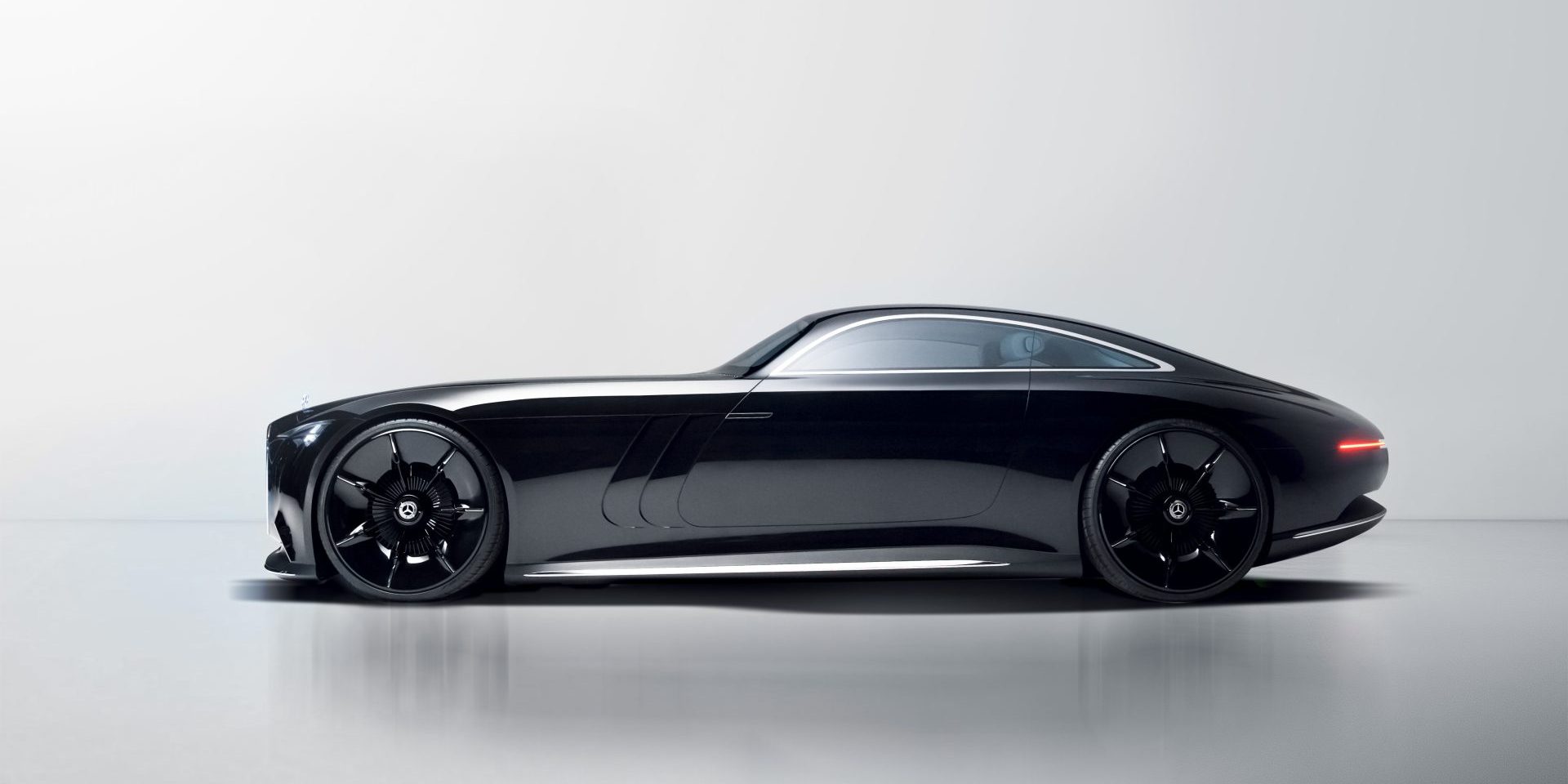Mercedes-Benz Vision Iconic: Ein Meisterwerk für eine neue ikonische ÄraMercedes-Benz Vision Iconic: A masterpiece for a new iconic era Mercedes-Benz Vision Iconic: Das skulpturale Exterieur in tiefschwarzer Hochglanzlackierung.
Mercedes-Benz Vision Iconic: The sculptural exterior in deep black high-gloss finish.