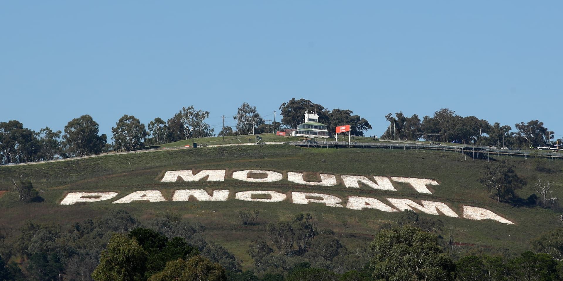Motorist dies in single-car crash at Mount Panorama race circuit